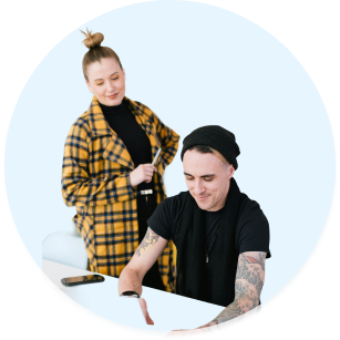 Jeunes entrepreneurs en réunion et interface digitale IA.